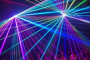 Lasershow Bunte Strahlen Beams